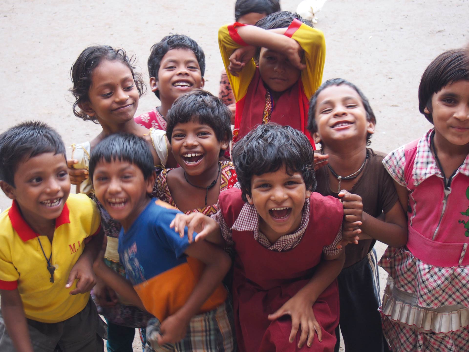 Gruppenbild lachender Kinder