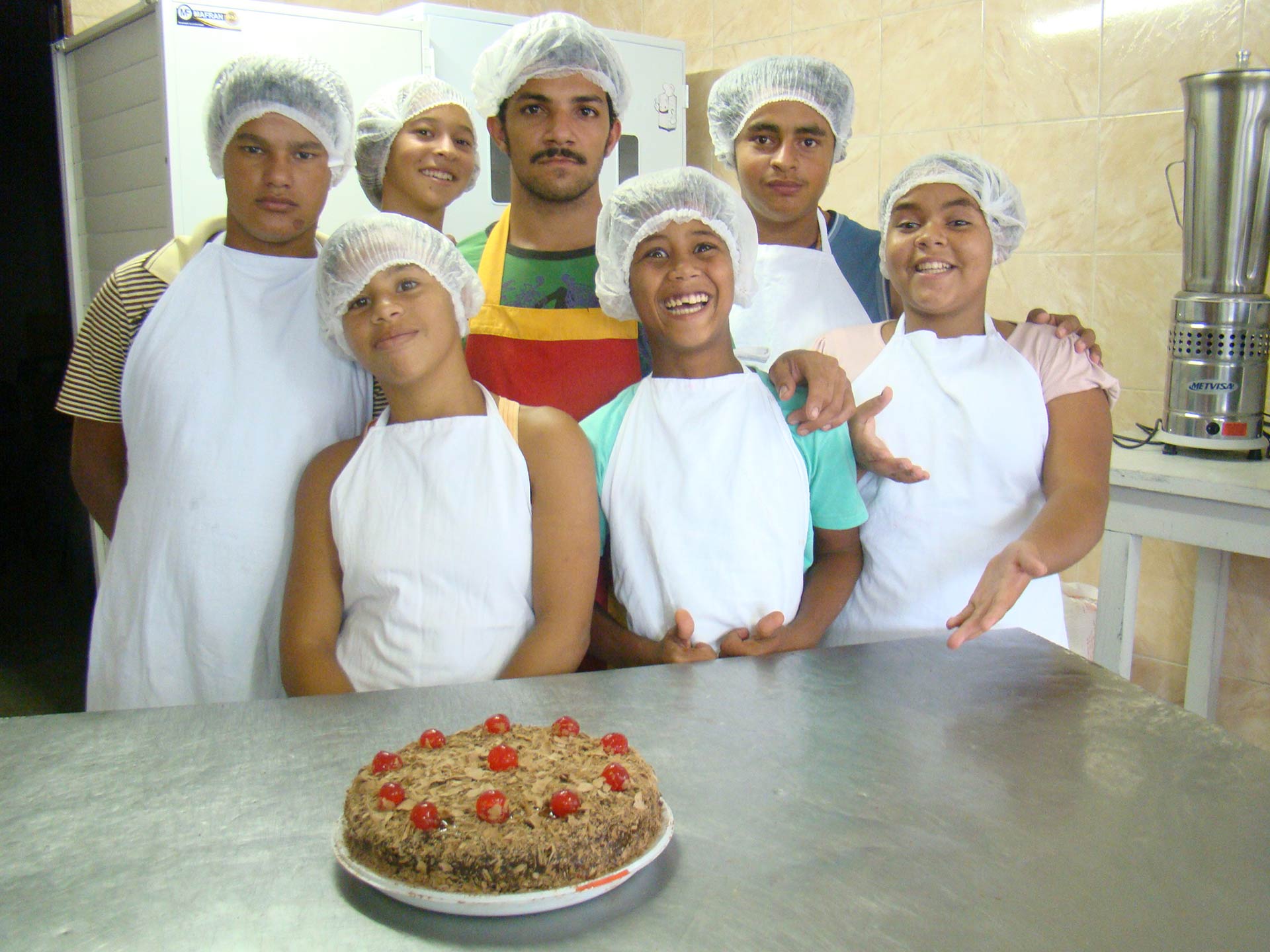 Gruppenbild mit Kindern vor einem Kuchen